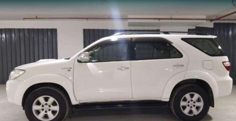 Toyota Fortuner 3.0 4X4 MT 2010