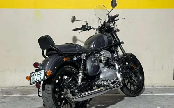 Yezdi Roadster Chrome Gallant Grey 2022