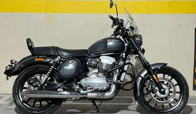 Yezdi Roadster Chrome Gallant Grey 2022