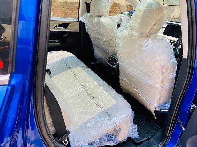 Mahindra XUV700 AX 7 Petrol AT Luxury Pack 7 STR 2021