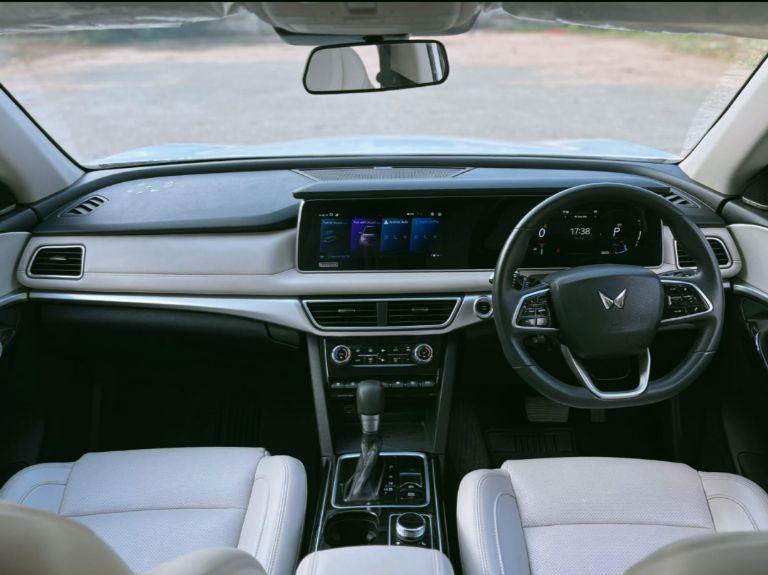 Mahindra XUV700 AX7 DIESEL AT 7 STR 2022