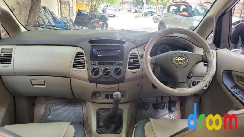 Toyota Innova 2.5 G 8 STR BS III 2011