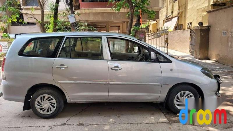 Toyota Innova 2.5 G 8 STR BS III 2011