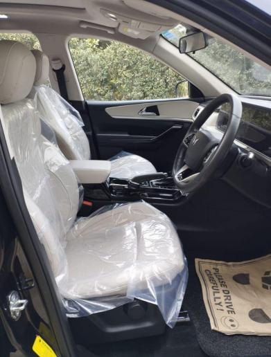 Mahindra XUV700 AX 7 Petrol AT 7 STR 2023