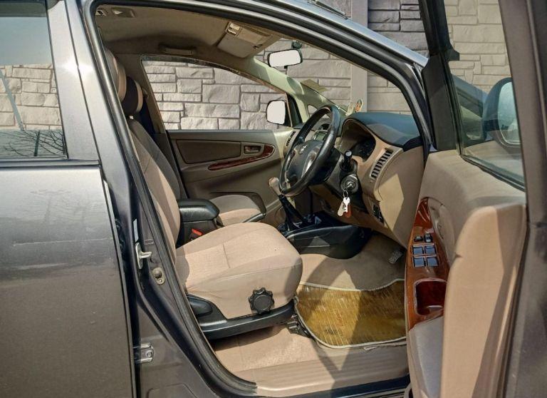 Toyota Innova 2.5 GX 7 STR BS III 2015