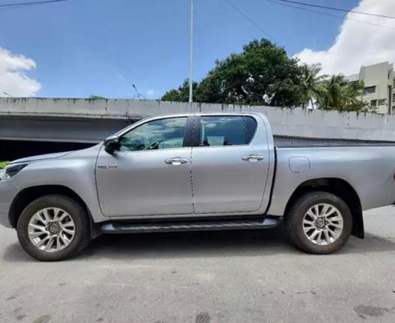 Toyota Hilux HIGH 4X4 AT 2023