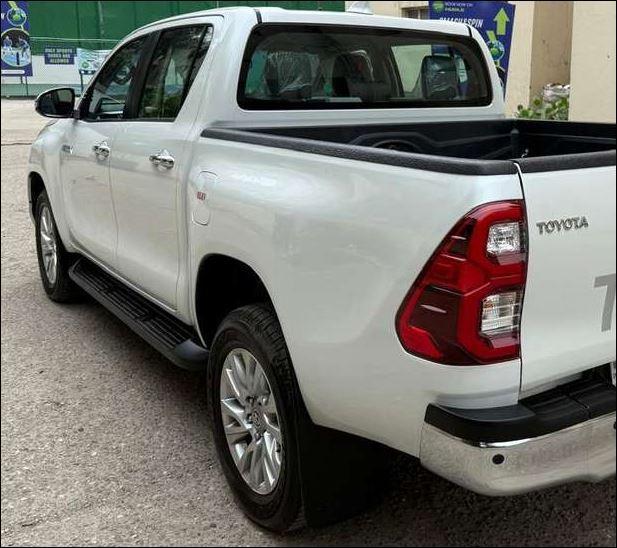 Toyota Hilux HIGH 4X4 AT 2023