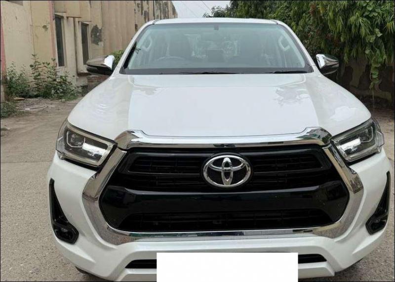 Toyota Hilux HIGH 4X4 AT 2023