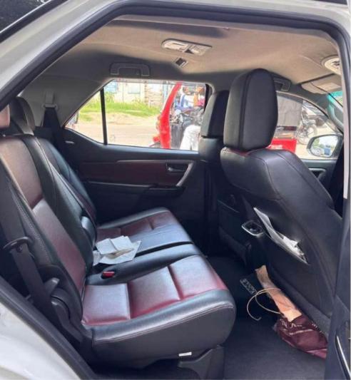 Toyota Hilux HIGH 4X4 AT 2024