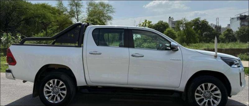 Toyota Hilux HIGH 4X4 MT 2024