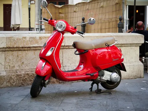piaggio vespa red