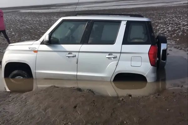 Mahindra TUV300 Stuck Beach