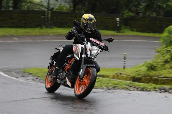 The 390 Duke feels nice and light to handle, always commendably stable.