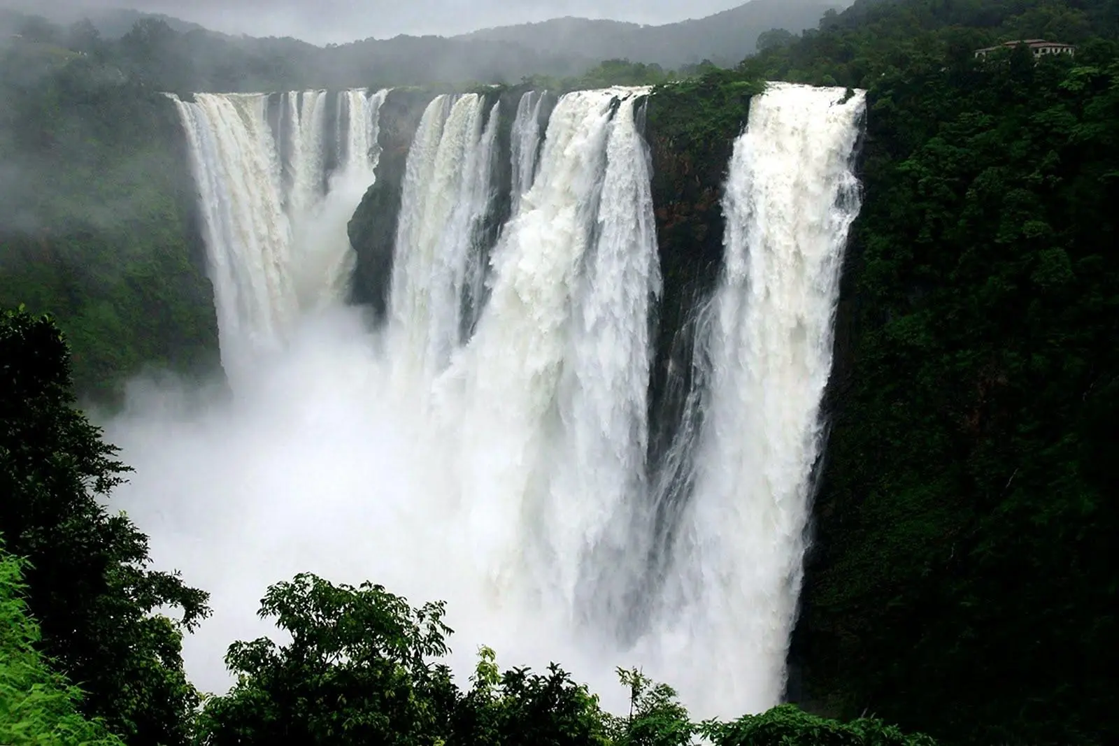 Thoseghar Waterfalls (79 km | approx. 1.5 hours)