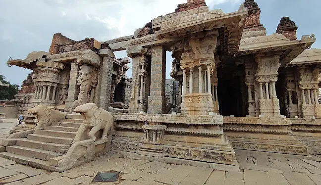 Hampi (323 km | 5-6 hours)