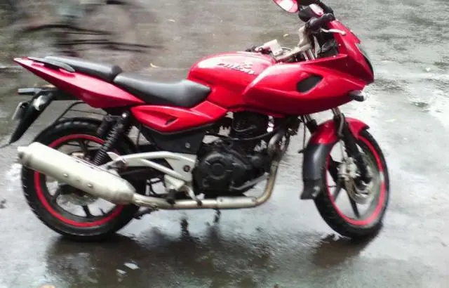 Bajaj Pulsar 220cc 2011