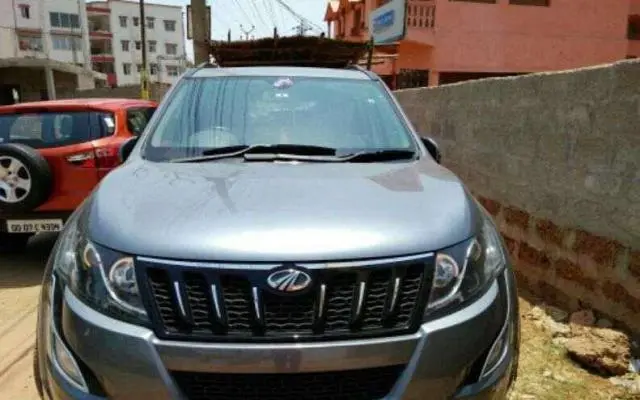 Mahindra XUV500 W10 2015