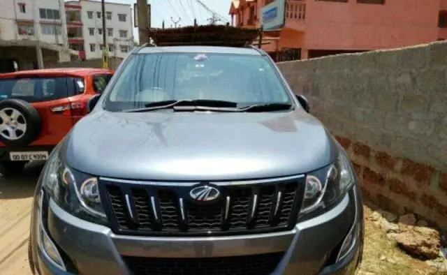 Mahindra XUV500 W10 2015