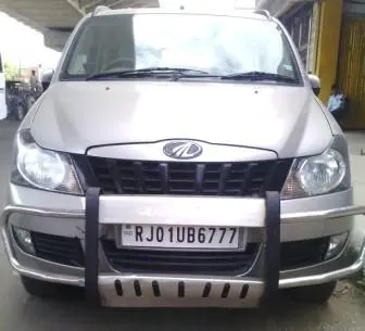 Mahindra Quanto C8 2012