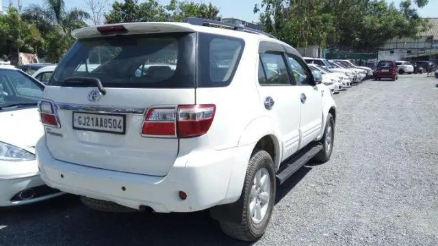 Toyota Fortuner 2.8 4x2 MT 2011