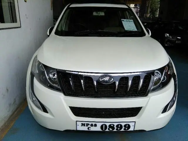 Mahindra XUV500 W10 2015