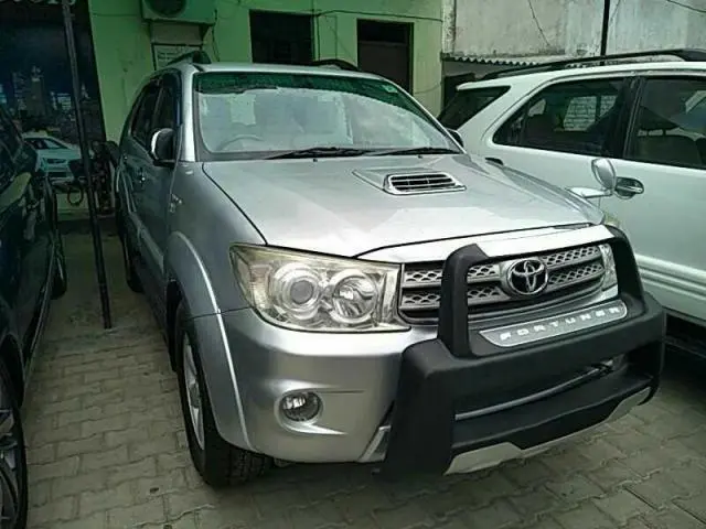 Toyota Fortuner 3.0 4X4 MT 2011