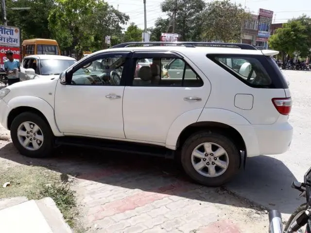 Toyota Fortuner 3.0 4X4 MT 2010