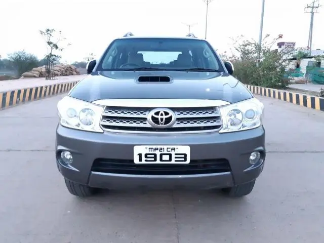 Toyota Fortuner 3.0 4X4 MT 2010