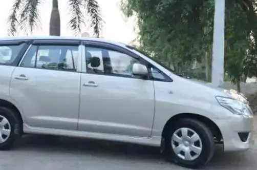 Toyota Innova 2.5 G 8 STR BS IV 2010