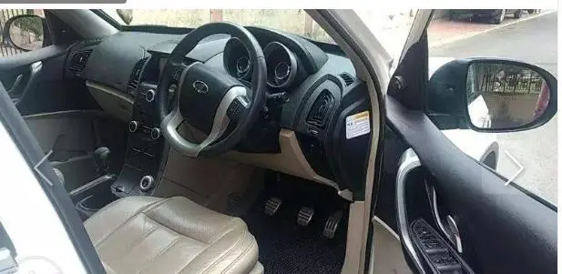 Mahindra XUV500 W10 2016