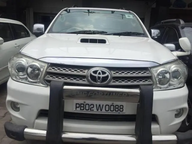 Toyota Fortuner 3.0 4X4 MT 2011
