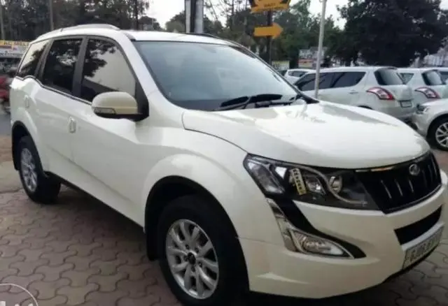 Mahindra XUV500 W10 2015