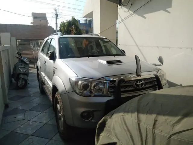 Toyota Fortuner 3.0 4X4 MT 2010