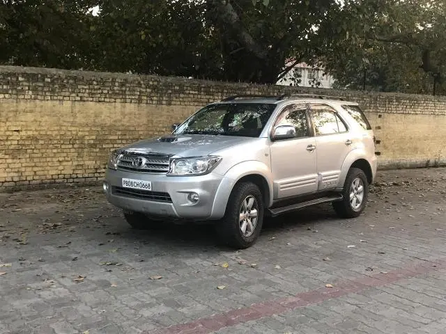 Toyota Fortuner 3.0 4X4 MT 2011