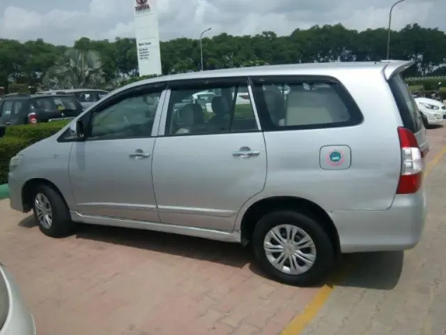 Toyota Innova 2.5 ZX 7 STR BS IV 2013