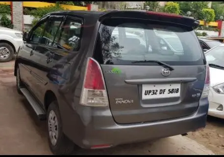 Toyota Innova 2.5 GX 8 STR BS IV 2010