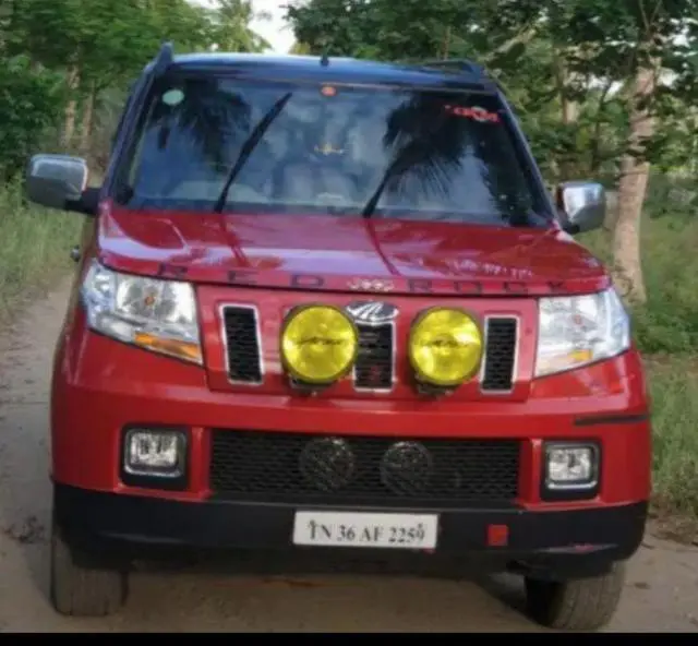 Mahindra TUV300 T8 mHAWK100 2018