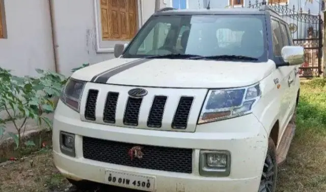 Mahindra TUV300 T10 2018