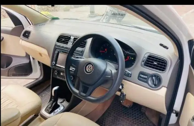 Volkswagen Vento 1.6L Highline 2015