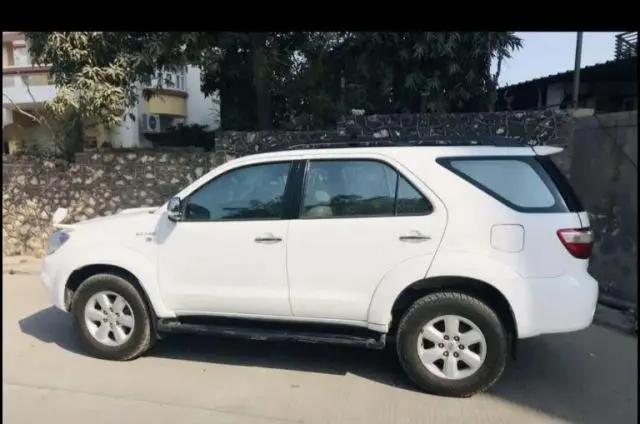 Toyota Fortuner 3.0 4X4 MT 2010