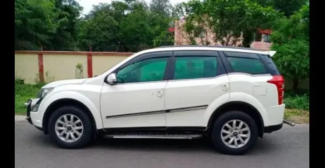 Mahindra XUV500 W10 2015