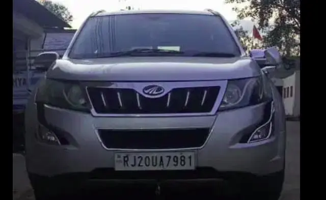 Mahindra XUV500 W10 2015