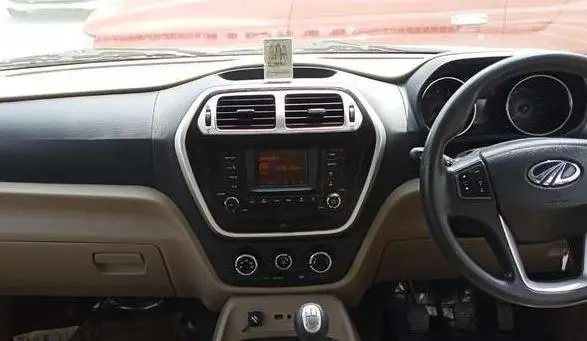 Mahindra TUV300 T8 2015