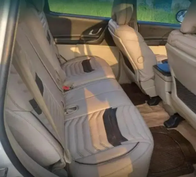 Mahindra XUV500 W6 2018