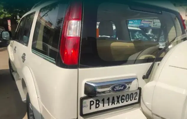 Ford Endeavour 2.5L 4x4 MT 2012