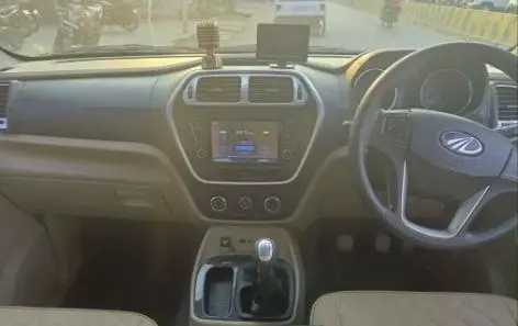Mahindra TUV300 T10 2018