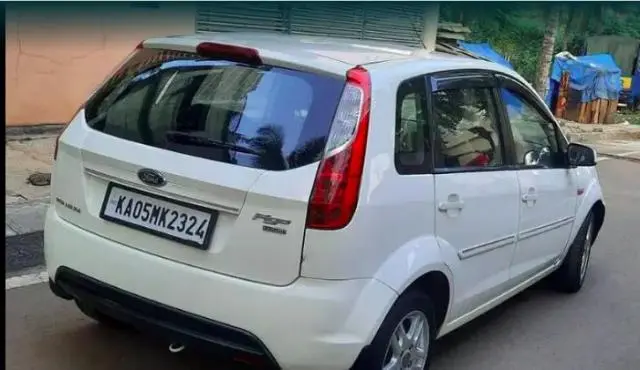 Ford Figo 1.2P TITANIUM PLUS MT 2012