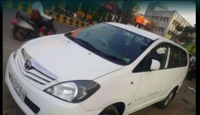 Toyota Innova 2.5 E 7 STR 2011