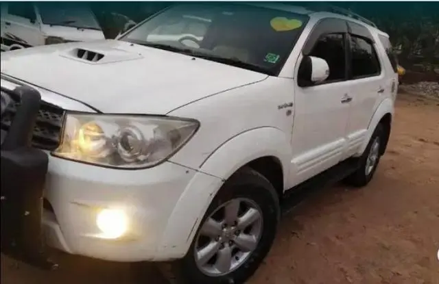 Toyota Fortuner 3.0 4X4 MT 2010