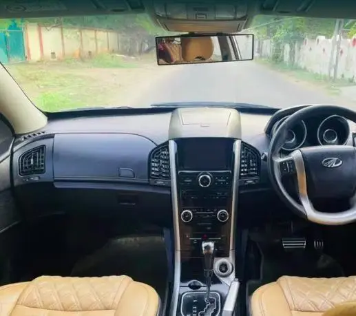 Mahindra XUV500 W11 AT 2018